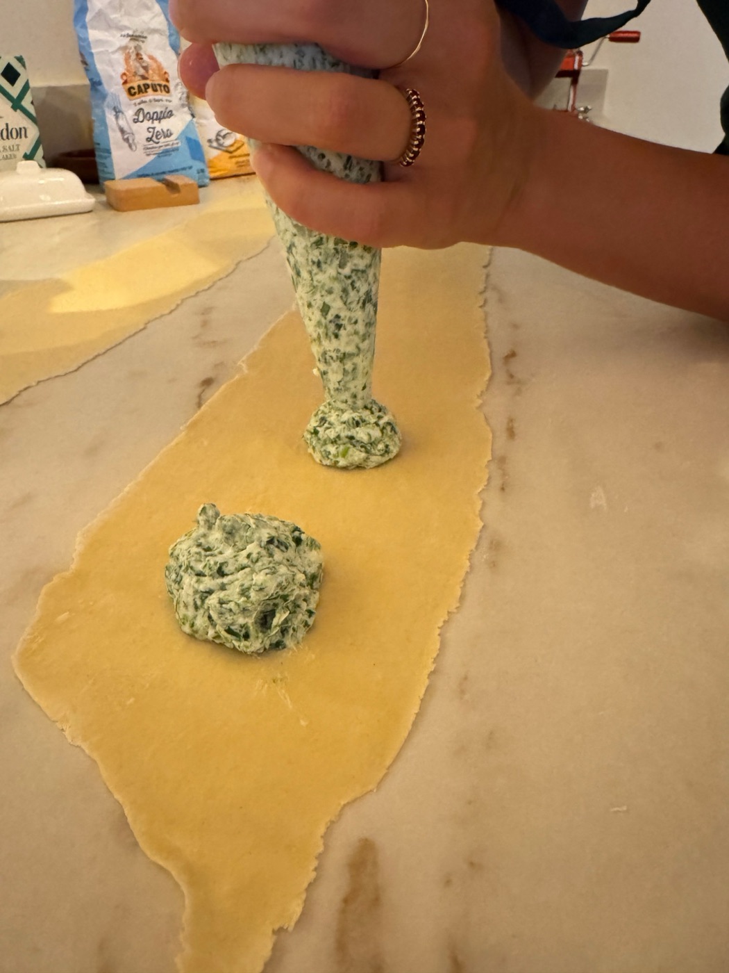 Vulling wordt met een spuitzak op het pastadeeg gezet